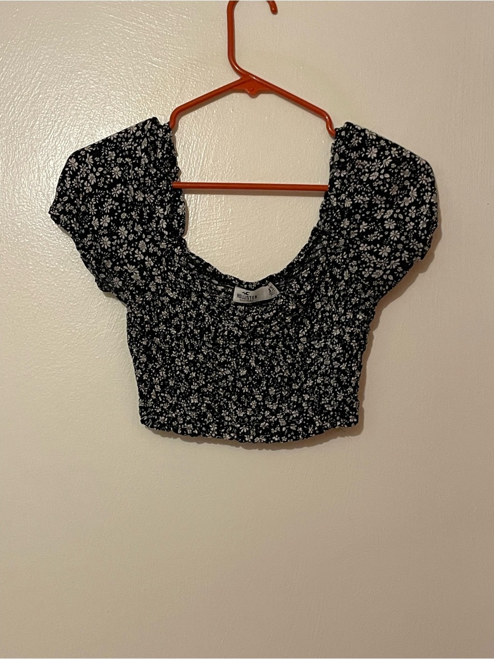 Hollister Black Floral Smocked Puff Sleeve Crop Top Navy blue and white